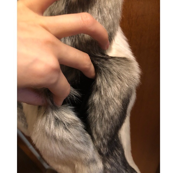 • SOLD • 2/$18 ⭕️ Faux Fur Vest - Picture 4 of 4